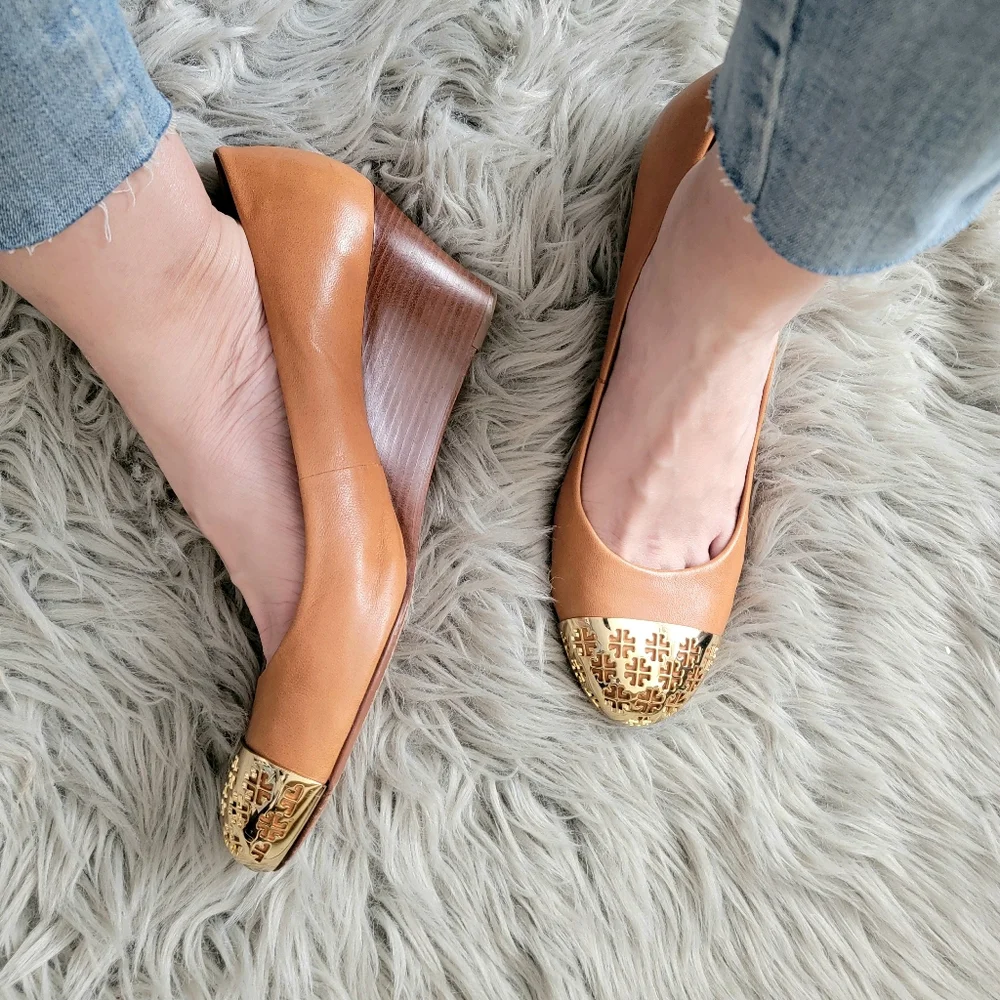 Tory Burch Tan and Gold Heels - Picture 3 of 8